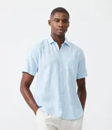 Camisa de hombre de manga corta confeccionada en mezcla de lino y algodón. Presenta un calce comfort, cuello camisero, cierre frontal con botones y un bolsillo en el pecho. Marca Marfinno.