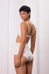 Culotte de tiro alto confeccionado en algodón con doble tela y diseño sin elásticos, ofreciendo un calce suave y cómodo.