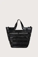 Bolso tipo tote de paja trenzada color negro, con detalles de cuero sintético y forro de tela.