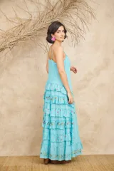 Vestido largo color celeste con breteles finos y volados en el ruedo. Presenta bordados florales en el corpiño y en la falda.