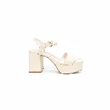 Sandalias de fiesta color beige claro, confeccionadas en cuero 100% legítimo, con diseño de tira frontal ancha, plataforma y taco ancho. Cuentan con pulsera al tobillo ajustable mediante hebilla metálica.