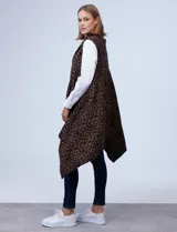 Chaleco largo tejido con estampado animal print en tonos marrón y negro.