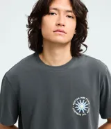 Remera de algodón con efecto desteñido, cuello redondo y manga corta. Presenta un estampado gráfico en la espalda con un sol estilizado y lettering decorativo.