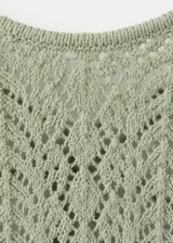 Vestido corto de punto color verde, de manga larga, cuello redondo y silueta evasé, con diseño texturizado.
