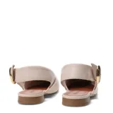 Zapatos destalonados negros de cuero, con punta cuadrada, tacón bajo y tira trasera ajustable con hebilla metálica dorada.