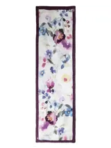 Pañuelo rectangular Rockford de seda natural, con diseño estampado multicolor en tonos claros y bordes en color bordó con detalles decorativos.