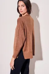 Sweater color cobre con lurex, de corte holgado y mangas largas.