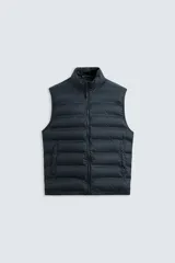 Chaleco acolchado regular fit color azul marino, confeccionado en tejido técnico repelente al agua. Cuenta con cuello subido, manga sisa, bolsillos de vivo en la cadera y cierre frontal con cremallera.
