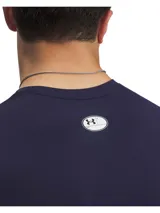 Remera deportiva Under Armour de compresión, color azul marino, de manga corta y cuello redondo. Cuenta con el logo de la marca impreso en blanco en el pecho y diseño ergonómico de secado rápido.