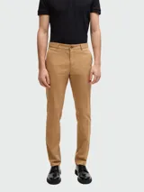 Pantalón de vestir color beige, corte slim fit, confeccionado en denim elastizado con acabado satinado.