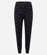 Conjunto de pijama largo negro con estampado de mariposas en tonos rosa y blanco. Incluye una blusa de manga larga y un pantalón con lazo ajustable en la cintura.