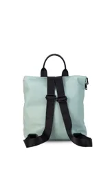 Mochila de nylon capitoneada color celeste, con diseño acolchado en cuadrícula. Posee un compartimento principal con cierre y solapa, además de dos bolsillos frontales con cierres negros a la vista.