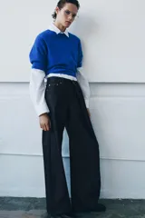 Jeans de tiro medio, pierna relajada y largo completo, color azul oscuro. Presenta cinco bolsillos, detalle de pliegue delantero y pespuntes marcados a contraste.