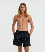 Bermuda de baño masculina de poliéster, color negro, con estampado repetitivo de palmeras y olas en tono claro. Presenta cintura elástica con cordón ajustable y bolsillos laterales.