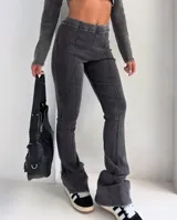 Conjunto de dos piezas compuesto por un top corto de manga larga y un pantalón de corte recto, ambos confeccionados en tela con efecto lavado vintage color gris oscuro.