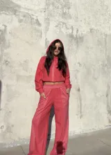Pantalon de corte recto y holgado en color rojo, con cintura elastizada y bolsillos laterales funcionales. Presenta un diseño con costuras verticales que crean un efecto de relieve en el frente.