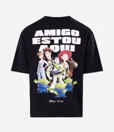 Remera negra de algodón con cuello redondo, mangas cortas y corte amplio, con gran estampado en la espalda de los personajes de Toy Story y la frase "Amigo, estou aqui".