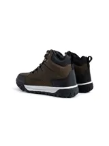 Bota de trekking de caña alta modelo Alpes, confeccionada en ecocuero marrón con refuerzos negros en puntera y talón. Cuenta con cuello acolchado, ojalillos metálicos, cordones bicolores y suela dentada antideslizante con entresuela blanca.