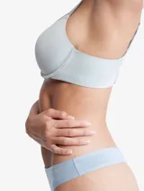 Brasier de microfibra color celeste pálido, con copas moldeadas y suaves, aro y ribete de encaje en los tirantes. Presenta un lateral de silicona líquida para un ajuste cómodo.