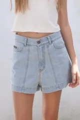 Short de denim celeste, de tiro medio y corte holgado.