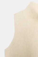 Chaleco de punto rojo con cuello subido y manga sisa.