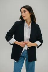 Blazer sastrero negro de corte recto.