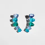 Par de aros plateados con cristales engarzados en tonos azules y verdes.