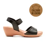 Sandalia de cuero negra con plataforma color nude, tira ancha sobre los dedos y tira elástica en el tobillo.