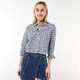Camisa de manga larga con estampado de cuadros vichy en azul marino y blanco, con detalles de bordados florales en tono blanco y diseño corto.