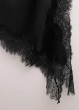 Falda midi asimétrica de satén negro, con detalles de encaje floral en el dobladillo y diseño fluido.