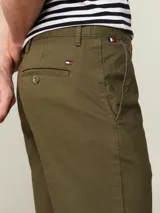 Pantalón chino verde oliva de corte slim y pierna recta, confeccionado en sarga de algodón elástico.