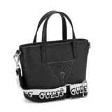 Cartera Guess modelo Keira en color negro, con diseño texturizado, doble asa superior y correa ajustable de tela con estampado de la marca en blanco y negro. Incluye un parche triangular con el logo de la marca en la parte frontal y herrajes metálicos plateados.
