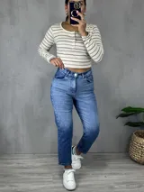 Pantalón de jean celeste de corte mom con lycra.