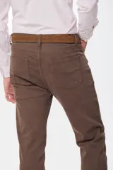 Pantalón de gabardina liviana con diseño clásico de cinco bolsillos, de corte recto y color beige.