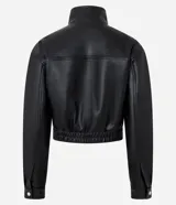 Campera bomber de poliuretano con cuello alto estructurado, cierre frontal con botones de presión, bolsillos utilitarios delanteros y ruedo con elástico para un ajuste cómodo.