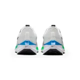 Championes de running Nike Pegasus 40, color negro con detalles en blanco. Presentan una parte superior de malla técnica transpirable, entresuela con tecnología Air Zoom para mayor amortiguación y suela de goma con tracción optimizada.