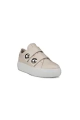 Zapatilla de plataforma color beige claro, estilo sneaker, con cierre de doble tira de velcro adornadas con herrajes metálicos esféricos plateados.