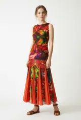 Top sin mangas con cuello bote, confeccionado en doble capa de tul elastizado con estampado abstracto en tonos rojo, verde, negro y amarillo.