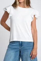 Remera negra de viscosa y elastano, con escote redondo y mangas cortas con volado de tela perforada (broderie).