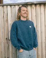 Buzo azul con efecto nevado gastado, corte oversized y cuello redondo.