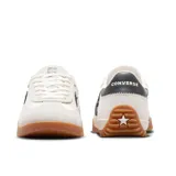Championes Converse Run Star Trainer unisex, color crema con detalles en negro y suela de goma color caramelo.