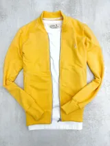 Campera bomber amarilla con cierre frontal y logo bordado en el pecho.