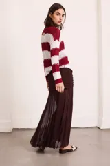 Sweater ligero de punto bicolor a rayas horizontales rojas y blancas, con mangas largas y costuras en zigzag a contratono.