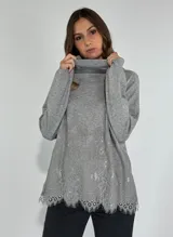 Sweater gris de cuello alto con detalle de encaje en el ruedo.