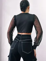 Top negro de microfibra con escote en V, mangas largas de tul y nudo frontal.