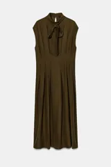 Vestido midi de Zara Woman Collection, confeccionado en mezcla de viscosa y lyocell. Presenta cuello perkins con lazada frontal, diseño sin mangas, pliegues en la cintura y cierre posterior con abertura y botones.