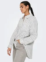 Camisa Only modelo Tokyo, confeccionada en mezcla de lino y viscosa, con diseño a rayas verticales en tonos rosado y blanco, cuello clásico, cierre frontal de botones, manga larga y bolsillo aplicado en el pecho.