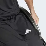 Pantalón deportivo negro de corte clásico, diseñado para deportistas en silla de ruedas. Presenta cintura elástica, tecnología transpirable AEROREADY y puños ajustables con cordón.
