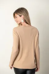 Buzo color verde azulado de tejido de punto fino con frente acanalado y bolsillo con botón de strass.