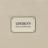 Billetera larga con cierre perimetral, confeccionada en material sintético texturizado color mostaza. Cuenta con correa de mano extraíble y placa metálica con logo de la marca en el frente.